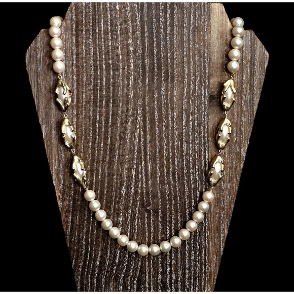TRIFARI STATEMENT Faux Pearl Necklace Gold Tone Twist 30" VTG Revival EUC! - Picture 3 of 12
